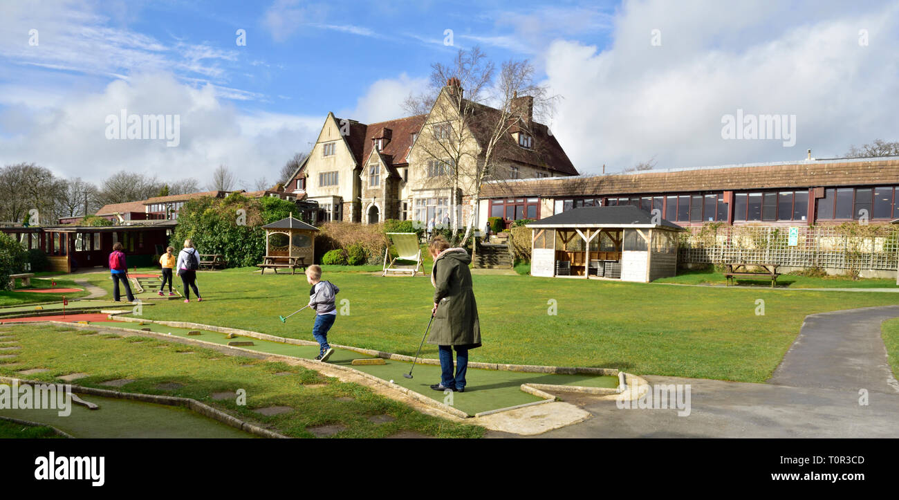 Manor House Hotel nella campagna del Devon vicino Okehampton con una delle loro due attività di minigolf Foto Stock
