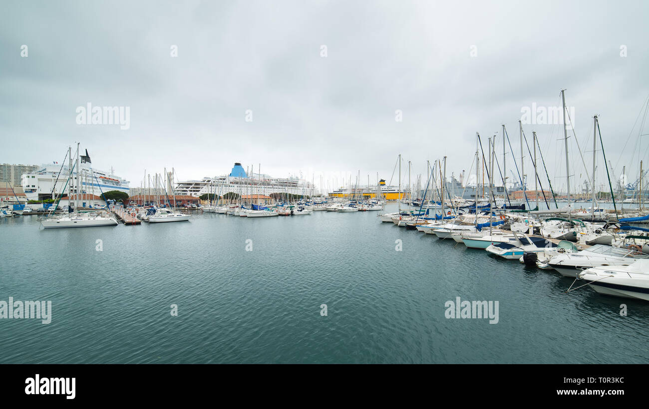 Abbondanza di verri nel porto di Tolone Foto Stock