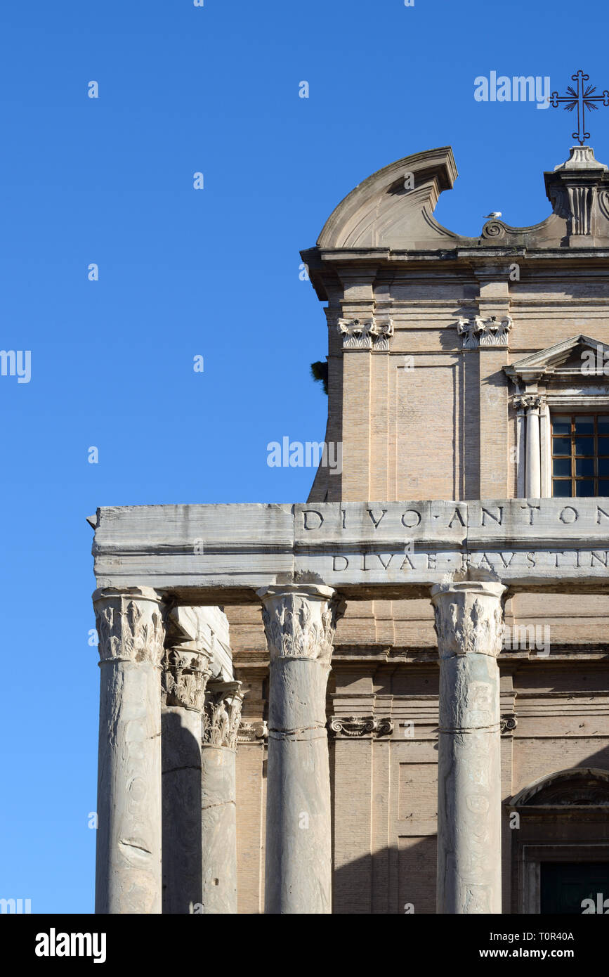 Classica e barocca frontoni del tempio di Antonino e Faustina 141annuncio, in seguito convertita in chiesa di San Lornza in Miranda, Foro Romano Roma Italia Foto Stock