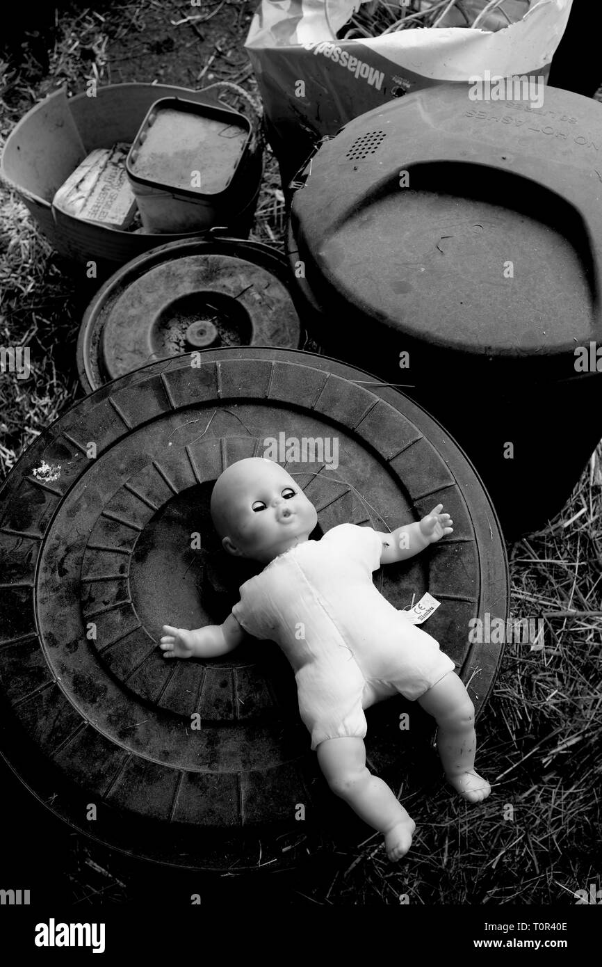 Bianco e nero,sinister,,baby doll,su pattumiere,agriturismo,scena,l'orrore,storia,fantasma,omicidio,morte,mistero,child,toy,childs, Foto Stock