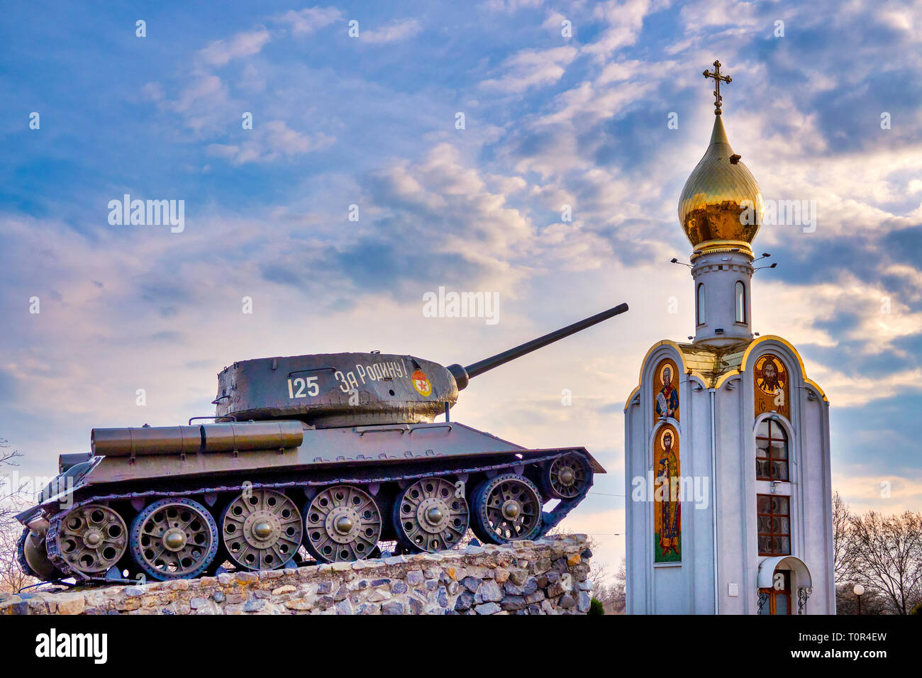 Serbatoio momument e la chiesa ortodossa Sfantul Gheorghe nel Memoriale di Gloria in Piazza Suvorov in Tiraspol, Moldavia Foto Stock