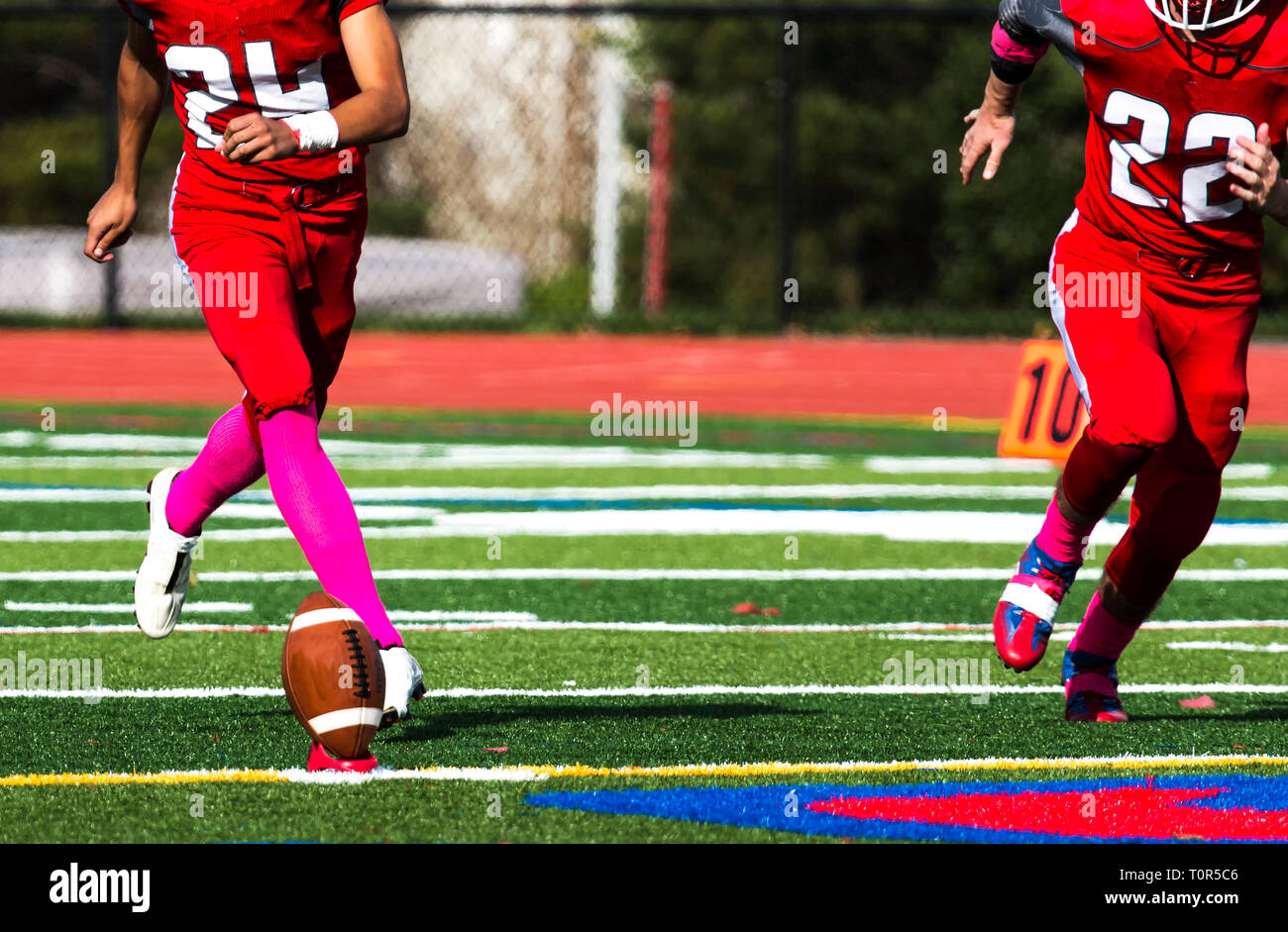 Il kicker si sta avvicinando il calcio di kick off e avviare il gioco. Foto Stock
