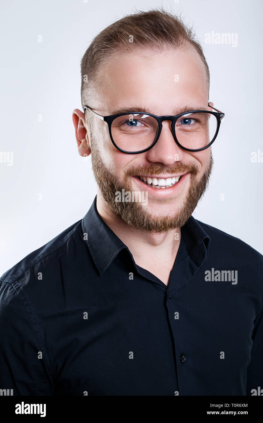 Laughing Man in occhiali, close up ritratto in studio Foto Stock