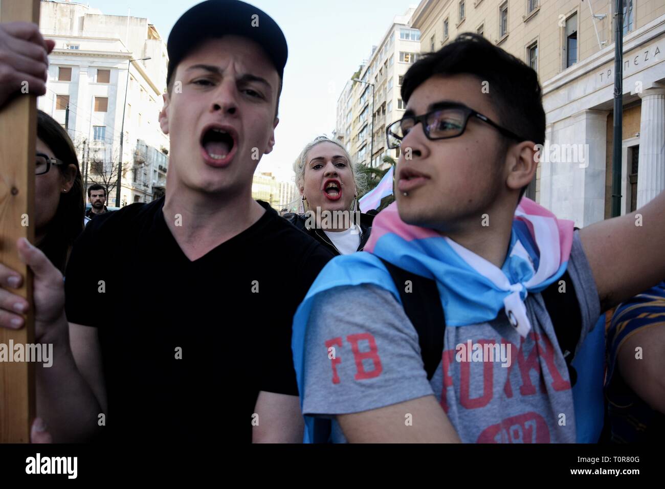 I manifestanti visto gridando slogan durante l'Anti-DISCRIMINAZIONE A PIEDI 2019 sulla giornata mondiale contro il razzismo in Atene. Foto Stock
