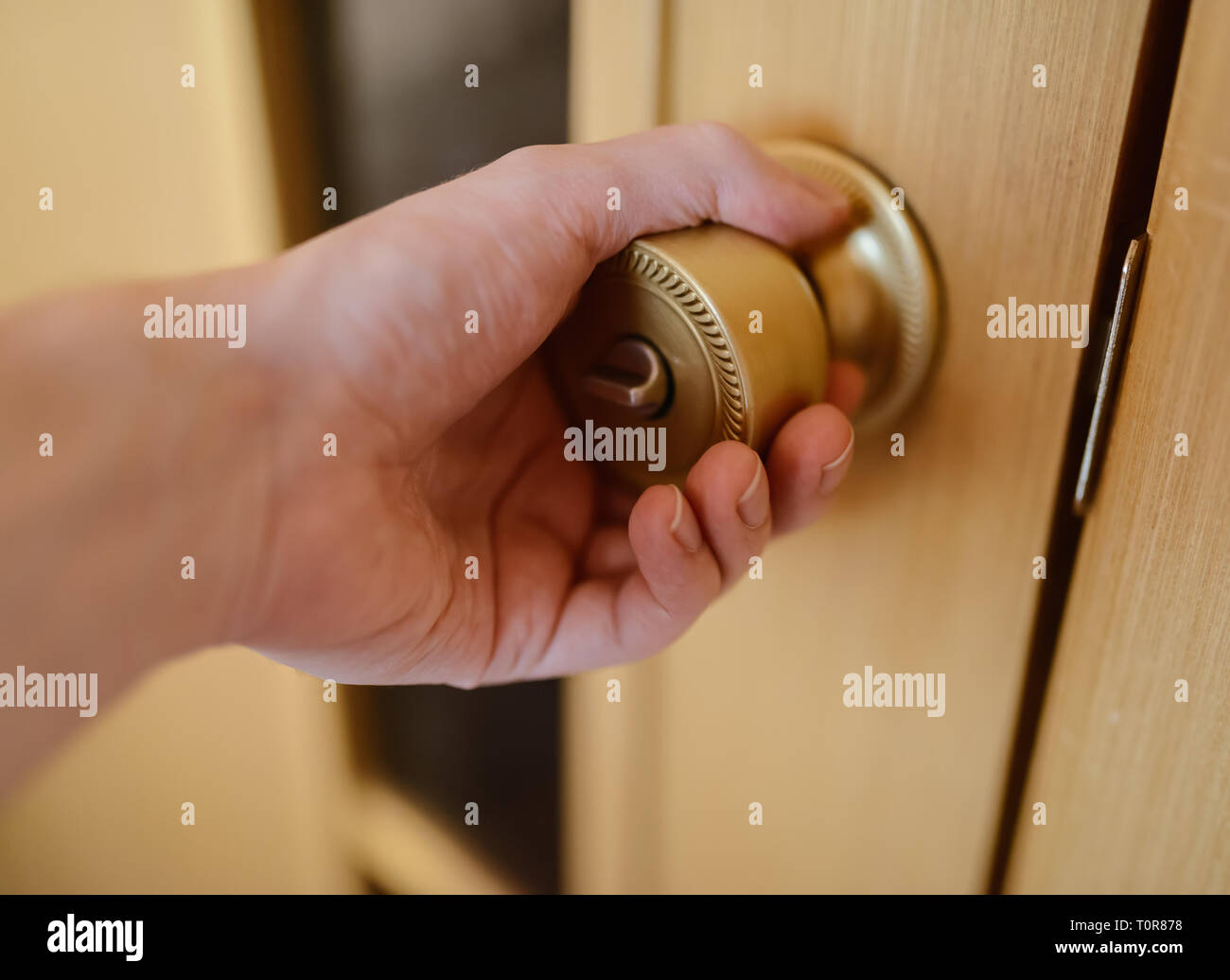 Mano di uomo di apertura di una porta. Tonalità di colore. Foto Stock