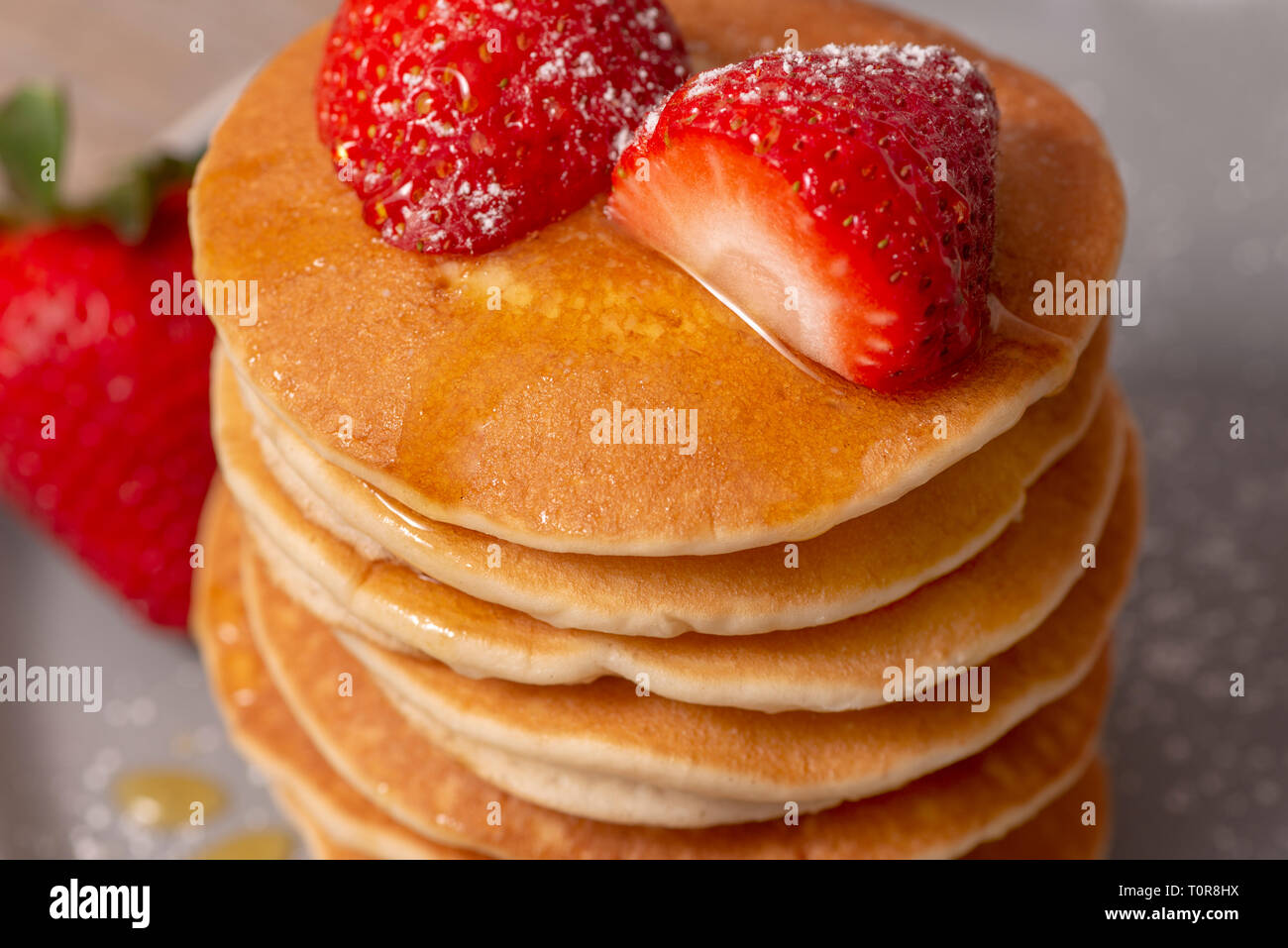 Pila di pancake con fragole Foto Stock