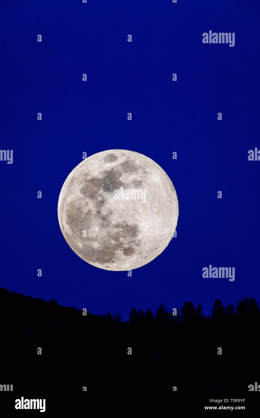 Luna piena su montagne rocciose, Salida, Colorado, STATI UNITI D'AMERICA Foto Stock
