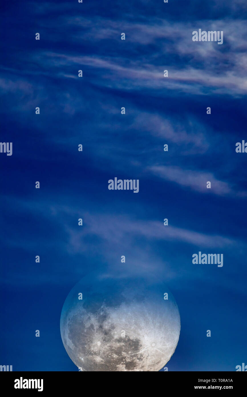Luna piena su montagne rocciose, Salida, Colorado, STATI UNITI D'AMERICA Foto Stock