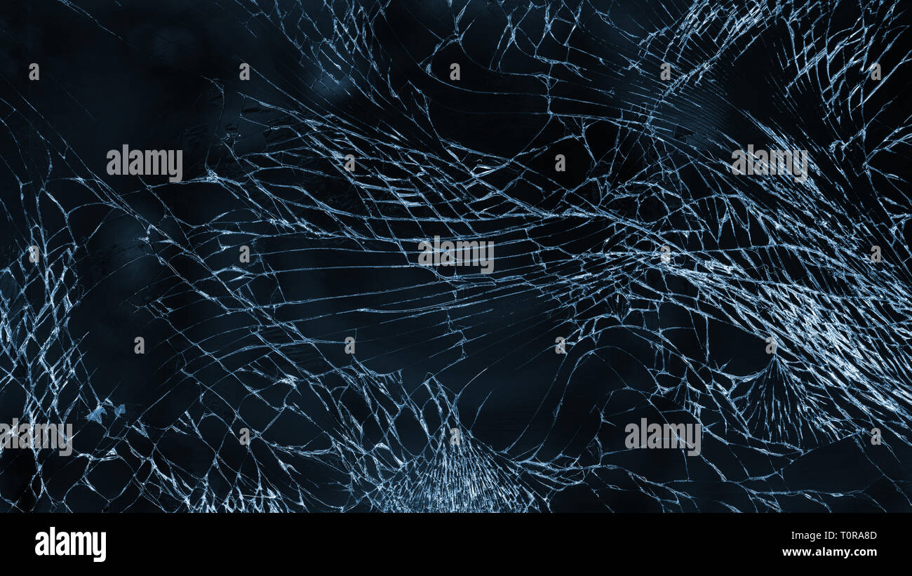 Rotto lo schermo dello smartphone su sfondo bianco. Messa a fuoco selettiva. Foto Stock