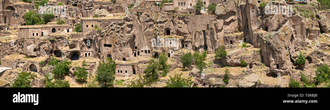 Foto e immagini della grotta Guzelyurt città attraverso il il monastero Vadisi Valley, 'Manastır Vadisi", Ihlara Valley, Guzelyurt , provincia di Aksaray, Turk Foto Stock