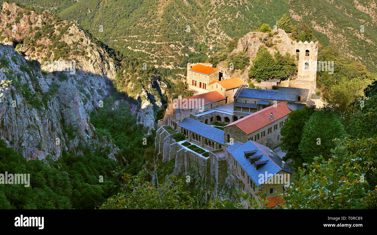 Il primo o in stile romanico lombardo Abbazia di Saint Martin du Canigou nei Pirenei, Orientales reparto, Francia. Foto Stock