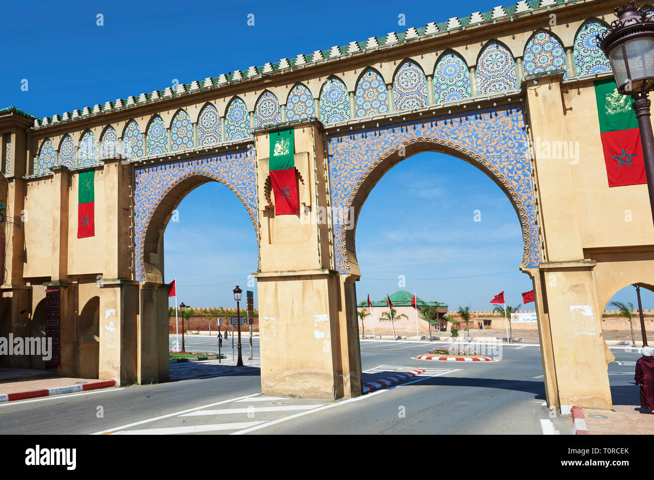 Decorate Arabesque Bereber archway accanto al Mauseleum di Moulay Ismaïl Ibn Sharif , regnò 1672-1727. Un sito Patrimonio Mondiale dell'UNESCO .Meknes, Mekne Foto Stock