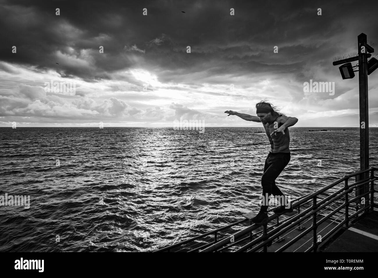 Stuntman /atleta Kane Serafin presso il Molo di Santa Monica, Los Angeles, California, Stati Uniti d'America Foto Stock