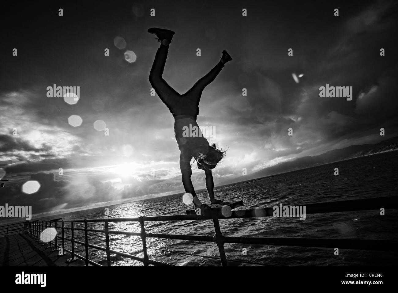 Stuntman /atleta Kane Serafin presso il Molo di Santa Monica, Los Angeles, California, Stati Uniti d'America Foto Stock