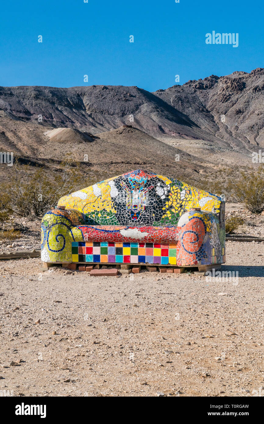 Divano a mosaico scultura dell'artista Sofie Steigmann situato all'Goldwell Open Air Museum di riolite, Nevada. Riolite è una città fantasma nella contea di Nye, Foto Stock