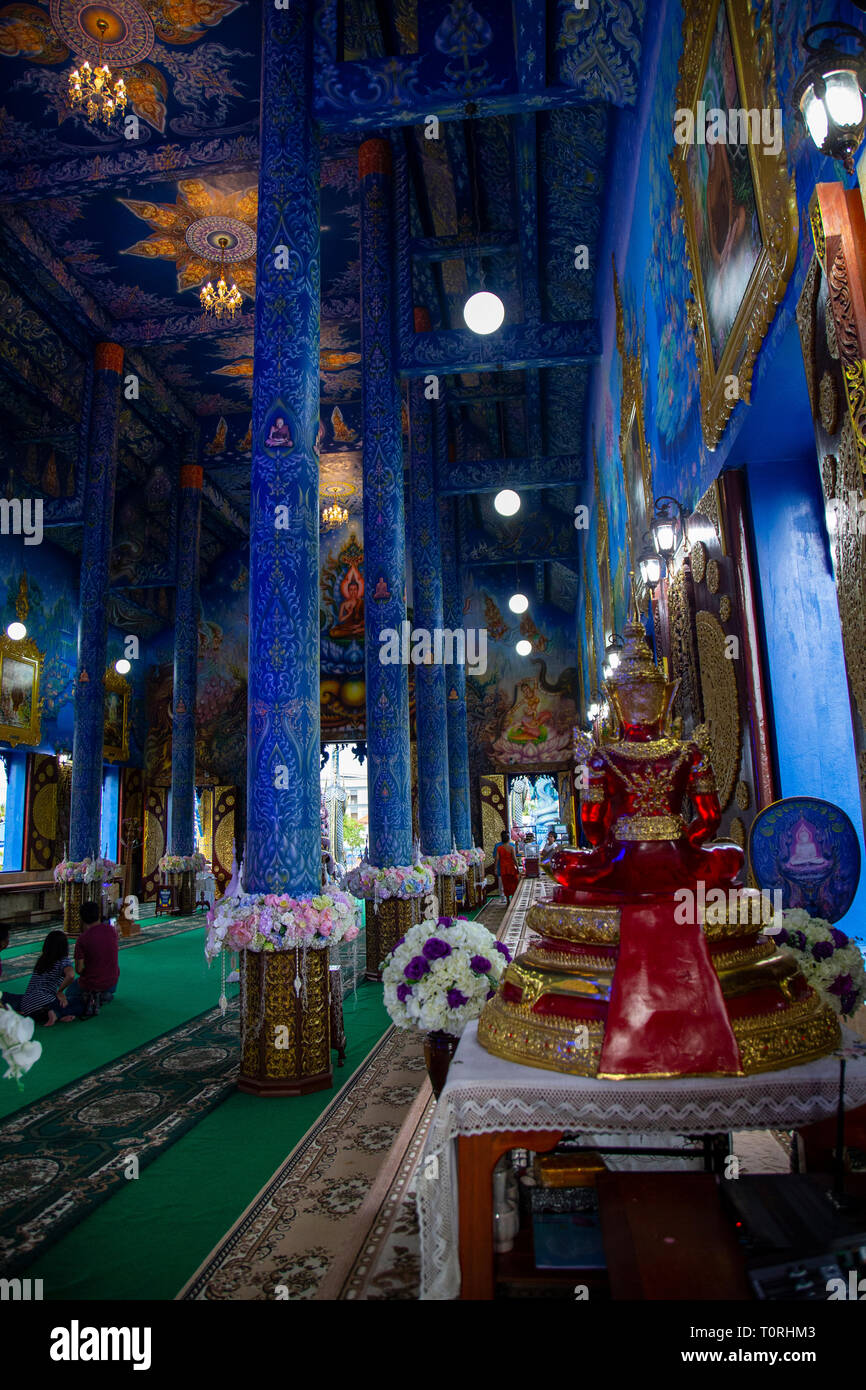 Wat Rong Suea dieci, il Tempio Azzurro Chiang Rai, moderno tempio buddista, è molto suggestiva per il suo colore blu in un modo molto vivaci e la sua molto elaborate incisioni Foto Stock