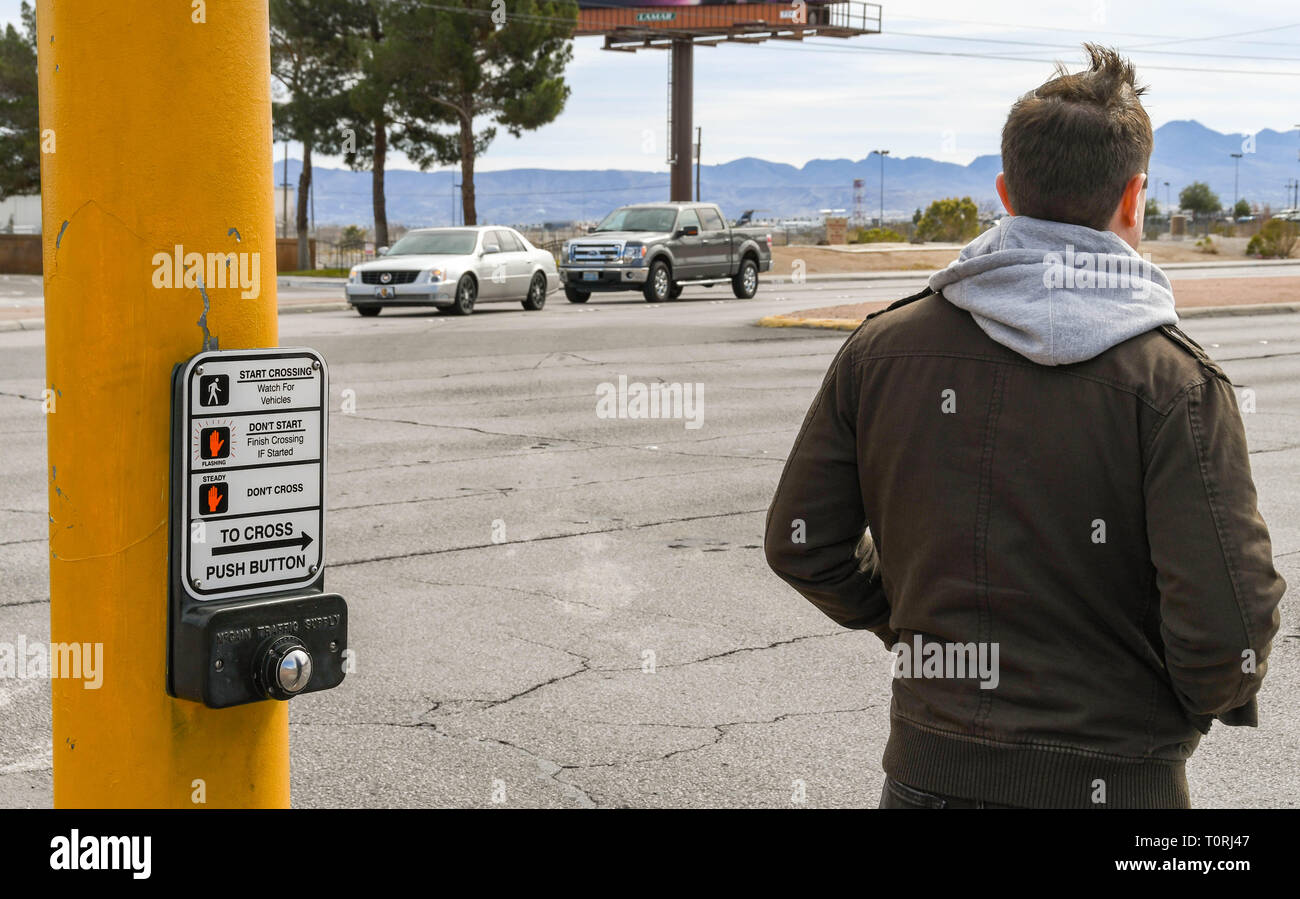 LAS VEGAS, NV, Stati Uniti d'America - Febbraio 2019: Persona in attesa di attraversare una strada a Las Vegas al fianco di un pulsante del pannello di comando per una strada pedonale di attraversamento Foto Stock