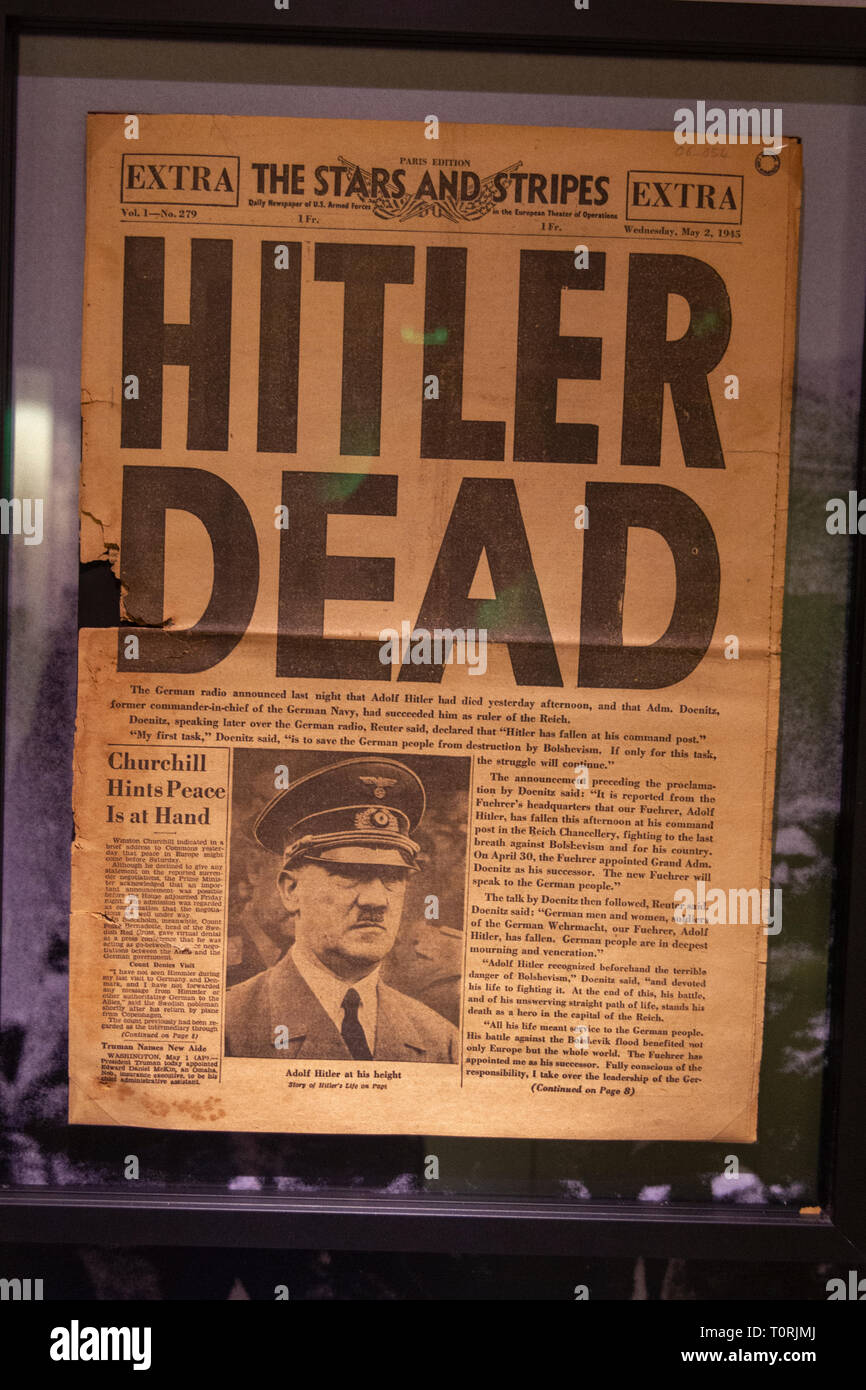 "Hitler morto": le stelle e strisce il 2 maggio 1945 sul display nel Mémorial de Caen (Caen Memorial), in Normandia, Francia. Foto Stock