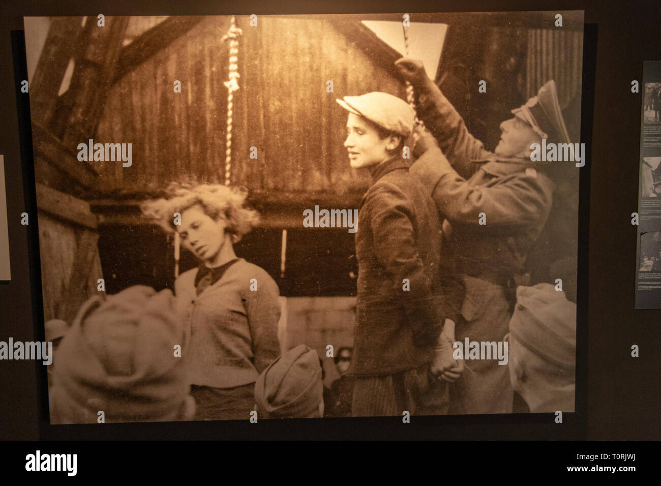 Una propaganda sovietica poster che mostra la sospensione di due membri della resistenza comunista contro la barbarie nazista, Mémorial de Caen, Normandia, Francia. Foto Stock