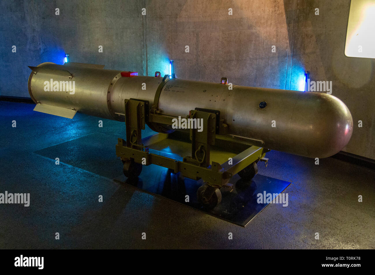 Un marchio statunitense 28 F1 (termonucleare idrogeno) Bomba dagli anni sessanta sul display nel Mémorial de Caen (Caen Memorial), in Normandia, Francia. Foto Stock