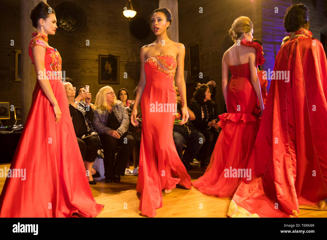 Designer Kiki Wang vetrina sulla pista, Santuario della settimana della moda, la Cattedrale di San Giovanni, il centro cittadino di Los Angeles, California, Stati Uniti d'America Marzo 7, 2019 @design Foto Stock