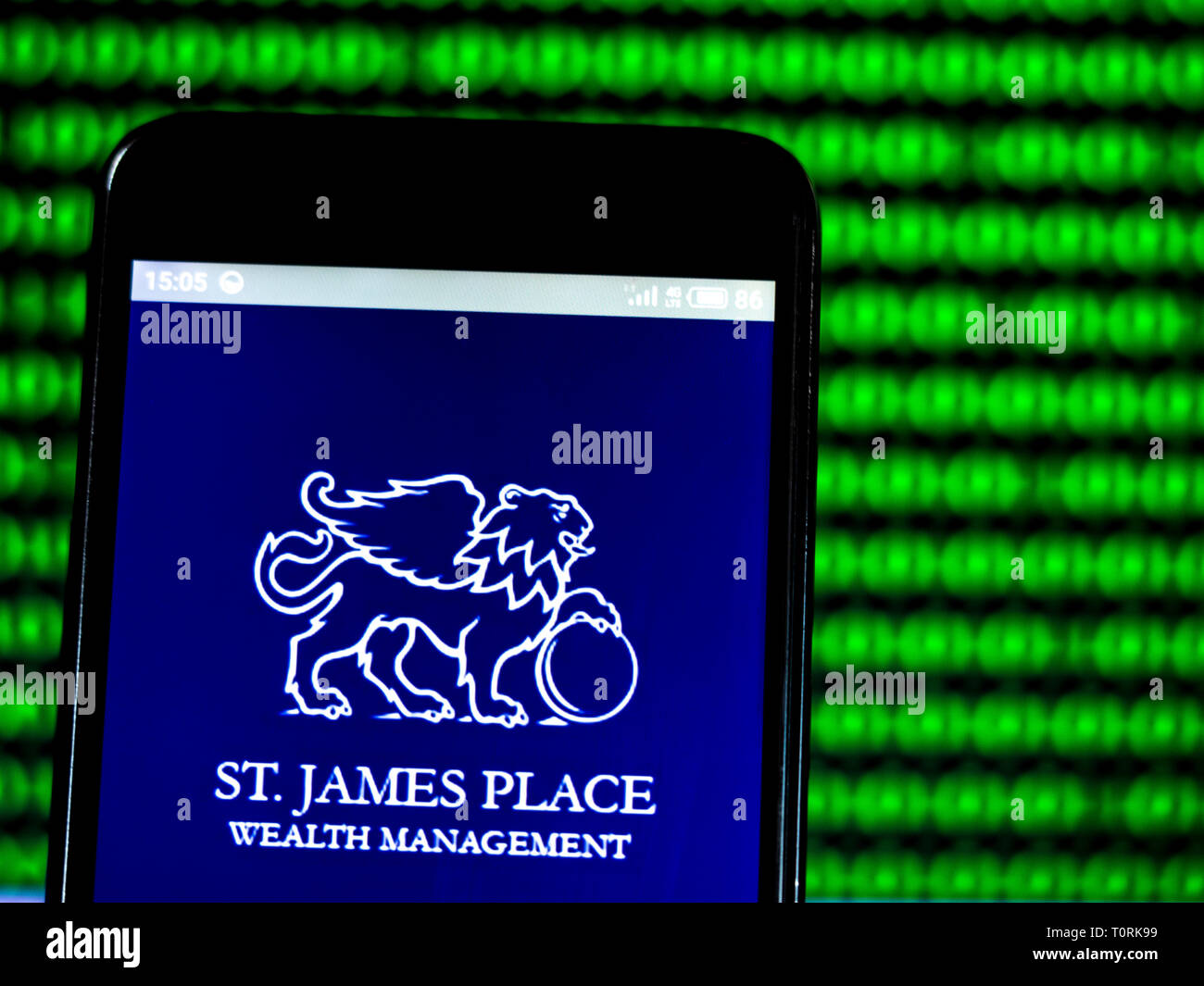 Il St James posizionare plc logo che si vede visualizzato sul telefono intelligente. Foto Stock