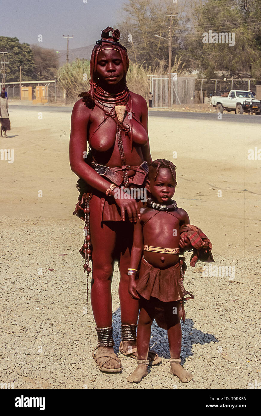 Himba donna con suo figlio vicino al Epupa Falls in Namibia Foto Stock