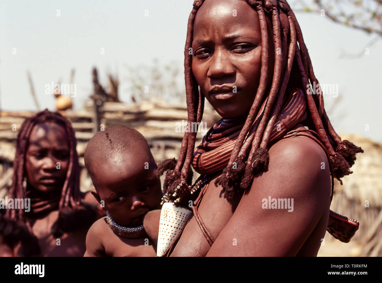 Madre e figlio di Himba gruppo etnico vicino al Epupa Falls in Namibia Foto Stock
