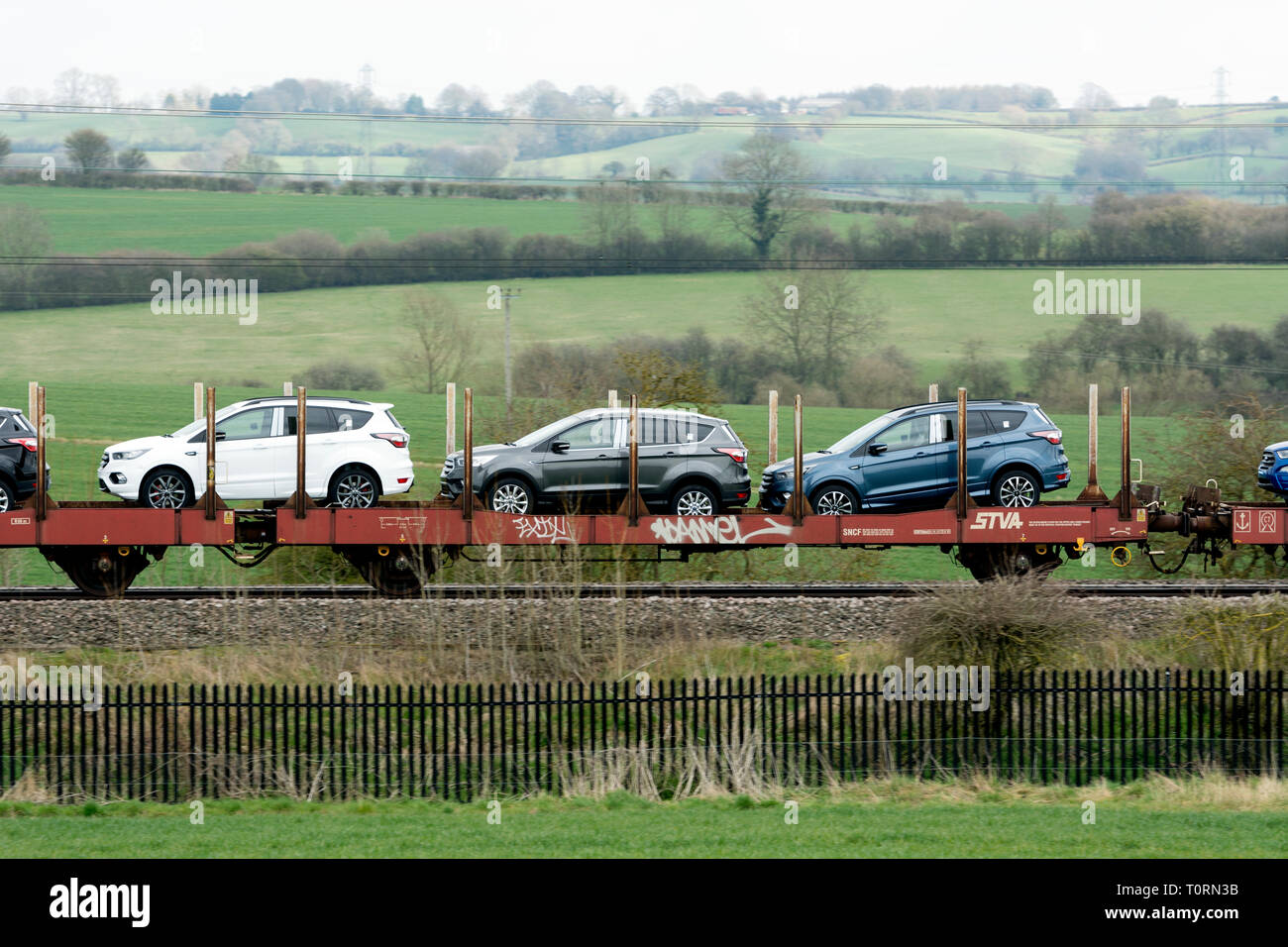 Nuova Ford veicoli trasportati per ferrovia, Northamptonshire, Regno Unito Foto Stock