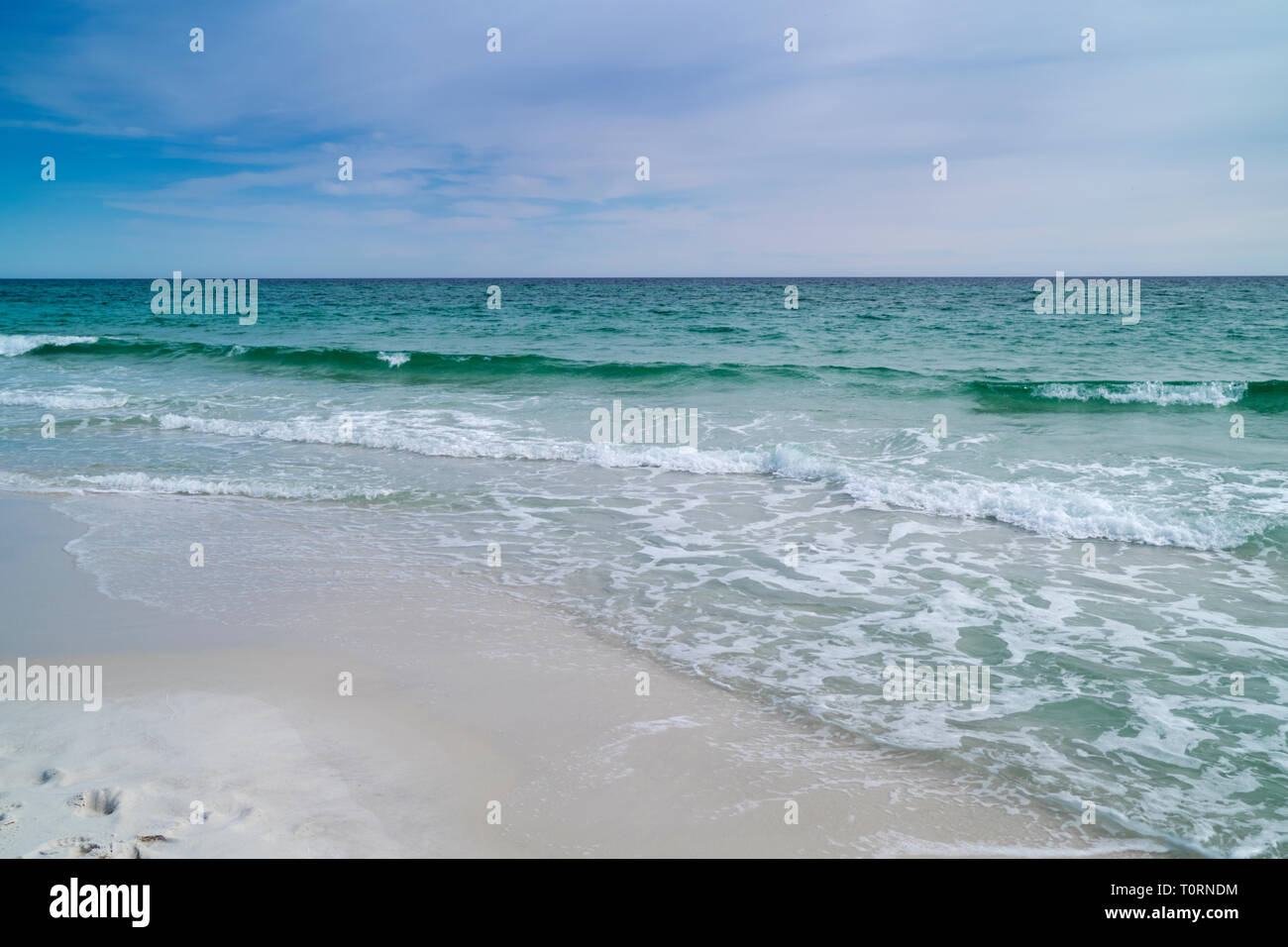 Onde in rotolamento dal Golfo del Messico sulla spiaggia di sabbia bianca a Santa Rosa Island National Seashore, Florida. Foto Stock