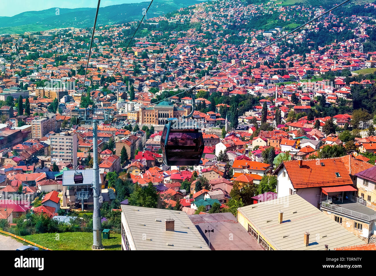 Vista dalla cima della montagna sulla città di Sarajevo e funicolari che si elevano fino al punto più alto della città. Sarajevo, Bosnia ed Erzegovina Foto Stock