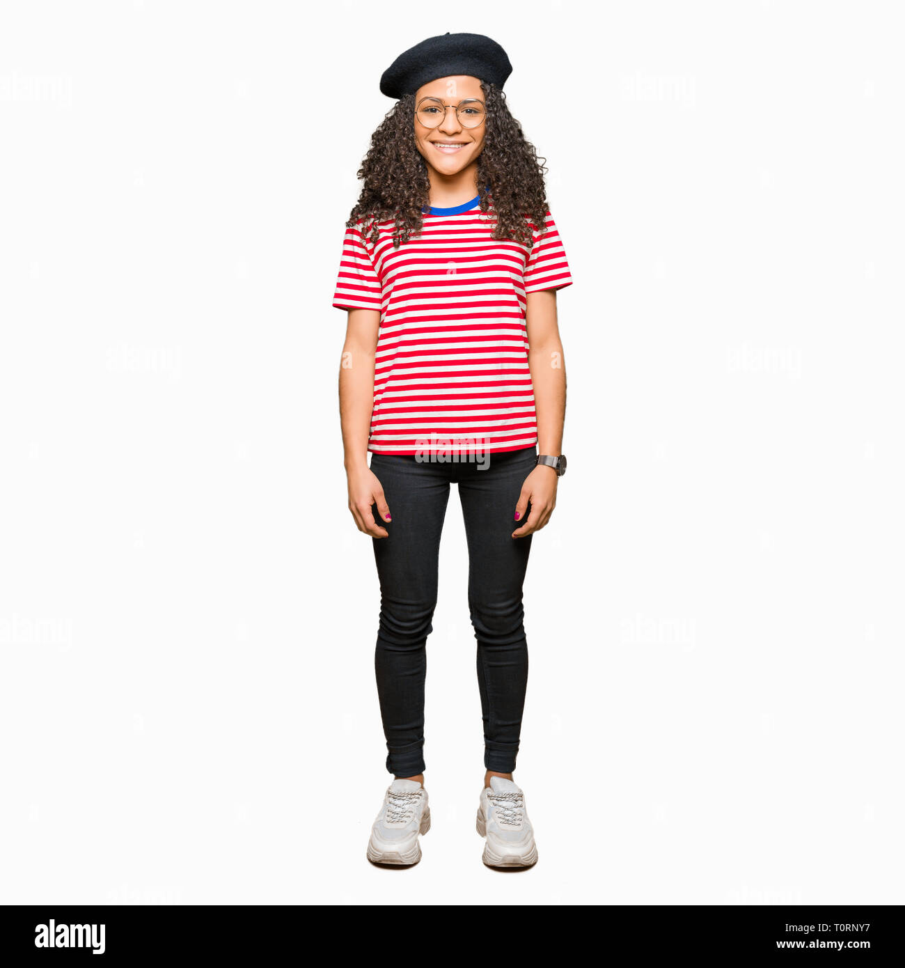 Giovane bella donna con capelli ricci con gli occhiali e la moda berreto con  una felice e fresco sorriso sul viso. Persona fortunata Foto stock - Alamy