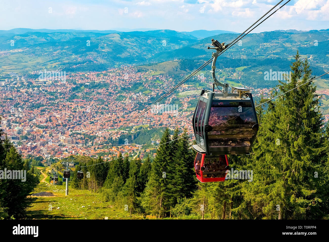 Vista dalla cima della montagna sulla città di Sarajevo e funicolari che si elevano fino al punto più alto della città. Sarajevo, Bosnia ed Erzegovina Foto Stock