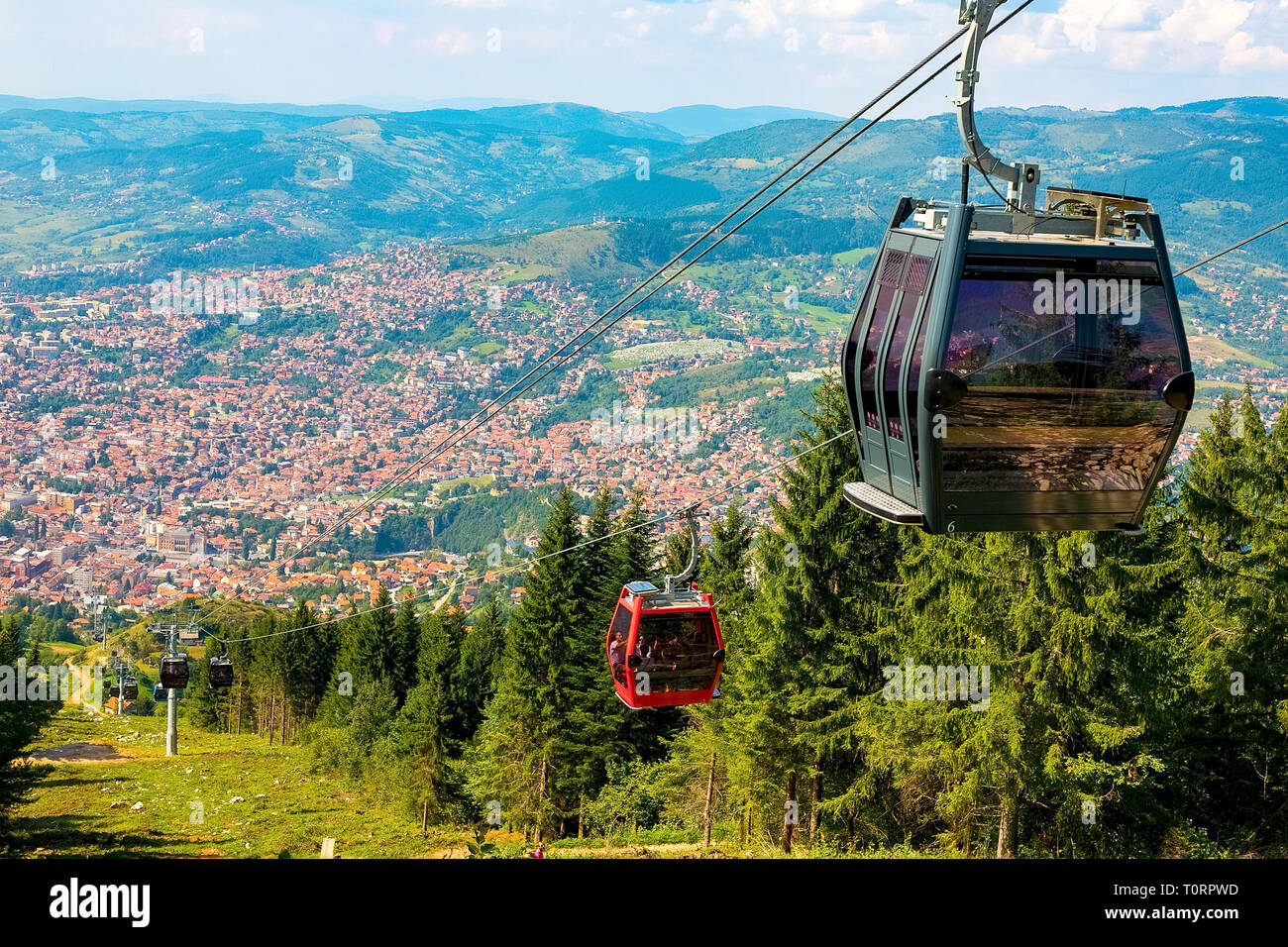 Vista dalla cima della montagna sulla città di Sarajevo e funicolari che si elevano fino al punto più alto della città. Sarajevo, Bosnia ed Erzegovina Foto Stock