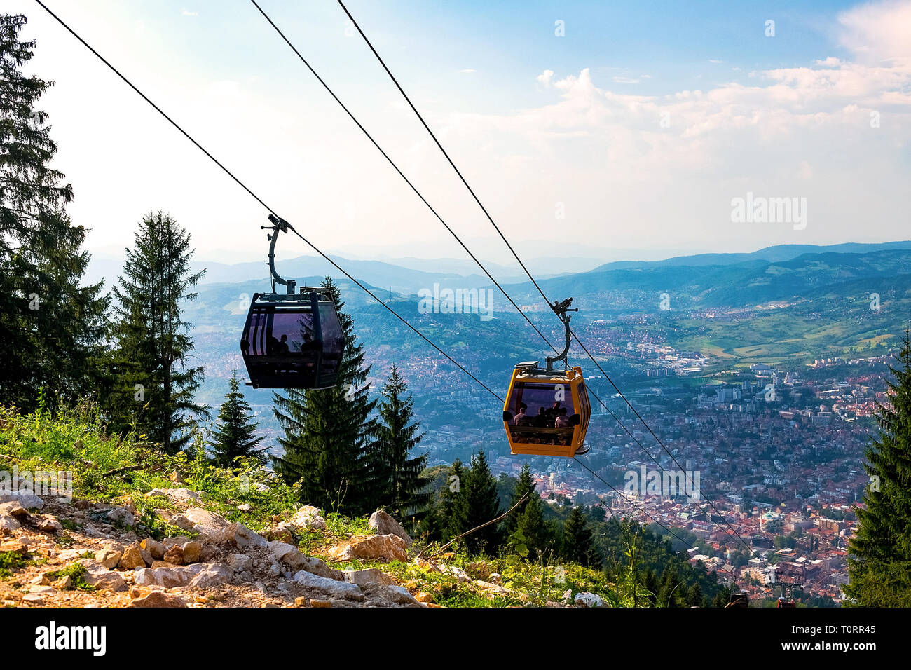 Vista dalla cima della montagna sulla città di Sarajevo e funicolari che si elevano fino al punto più alto della città. Sarajevo, Bosnia ed Erzegovina Foto Stock