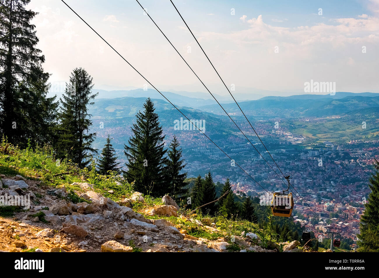 Vista dalla cima della montagna sulla città di Sarajevo e funicolari che si elevano fino al punto più alto della città. Sarajevo, Bosnia ed Erzegovina Foto Stock