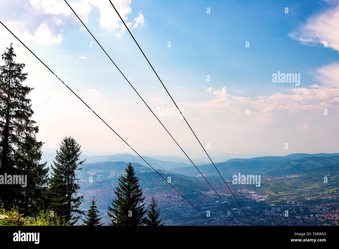 Vista dalla cima della montagna sulla città di Sarajevo e funicolari che si elevano fino al punto più alto della città. Sarajevo, Bosnia ed Erzegovina Foto Stock