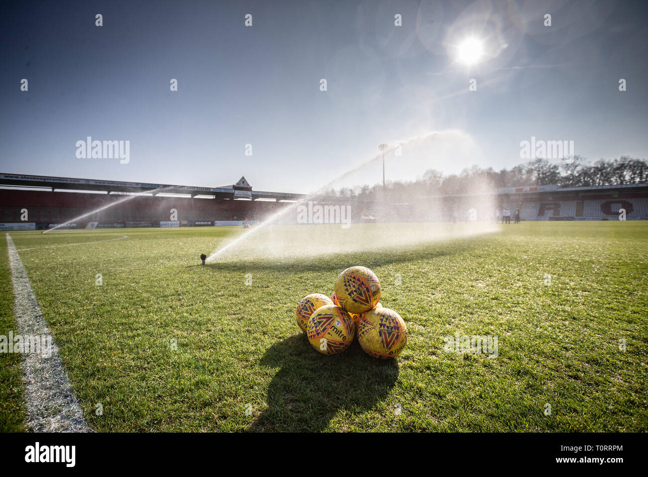 Gli sprinkler irrorazione di acqua sul campo di calcio prima del gioco. Foto Stock