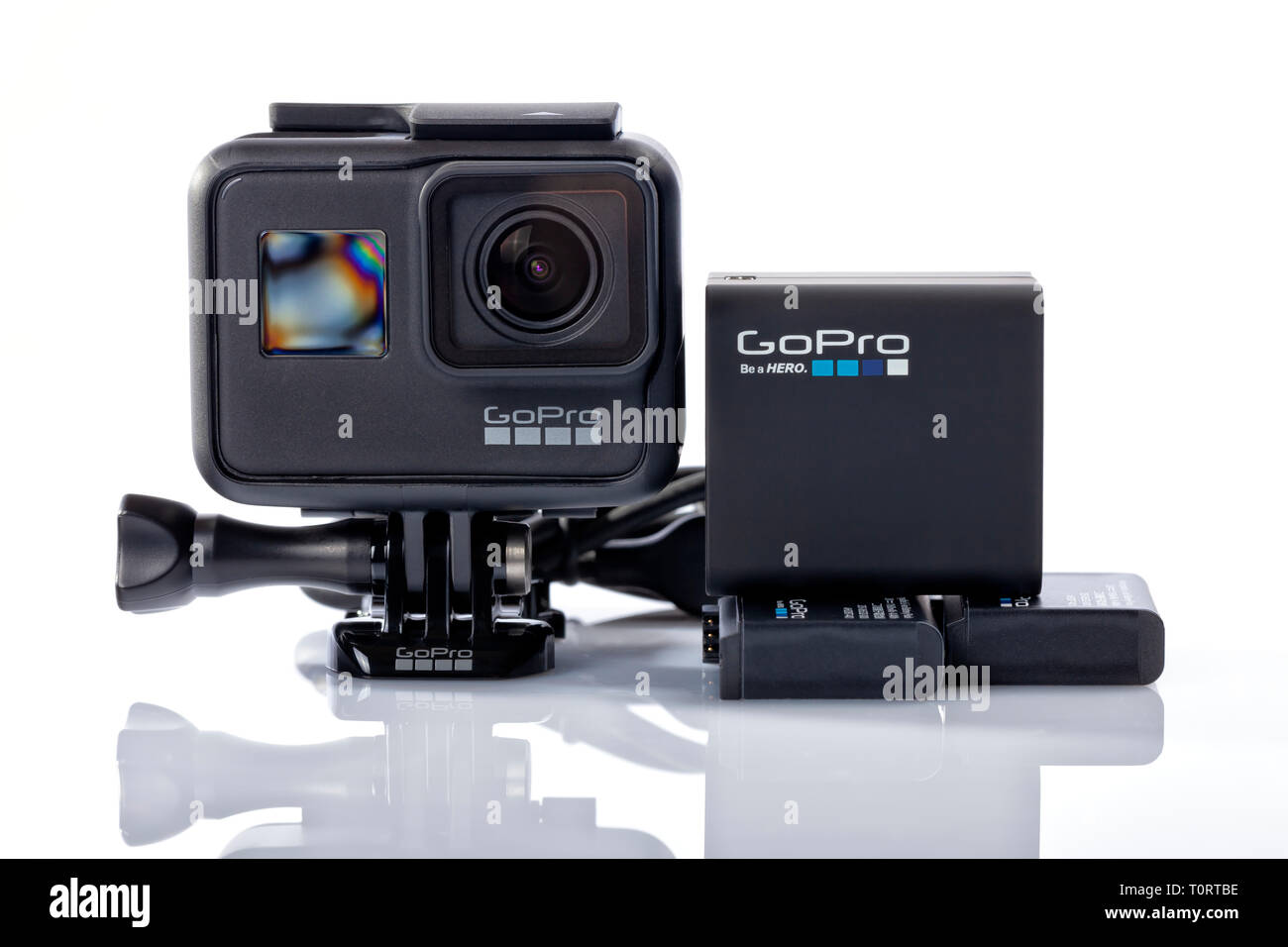 GoPro Hero 7 nero con caricabatterie e batterie isolato su bianco. Foto Stock