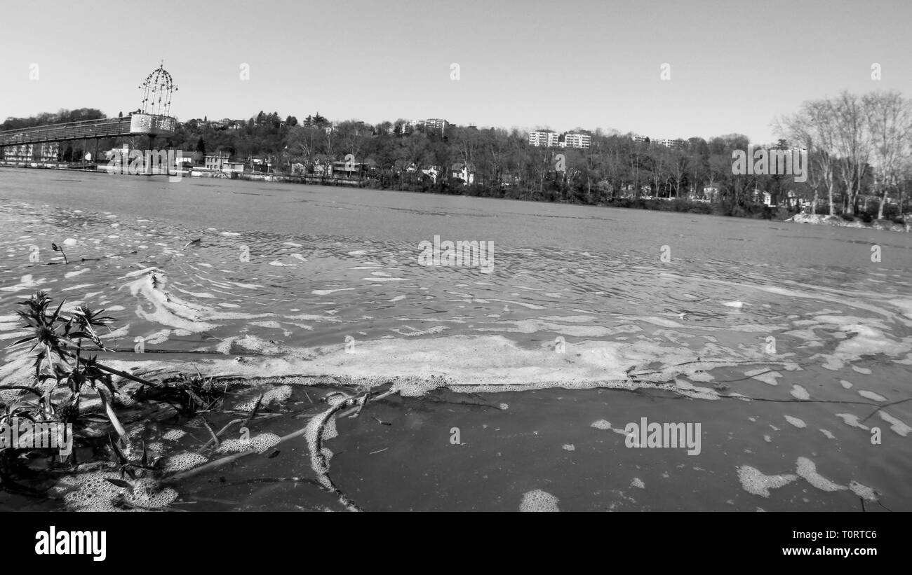 Inquinamento del fiume Saone, Lione, Francia Foto Stock