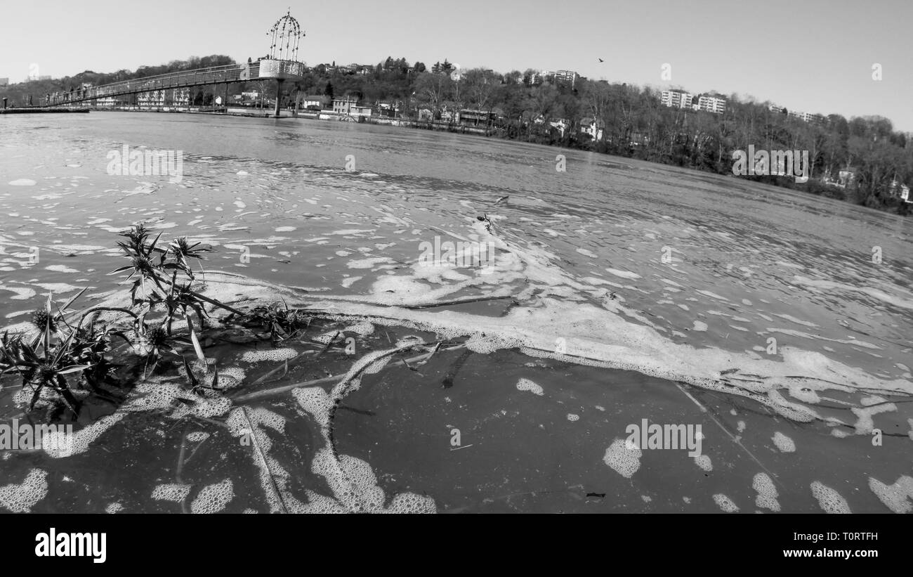 Inquinamento del fiume Saone, Lione, Francia Foto Stock