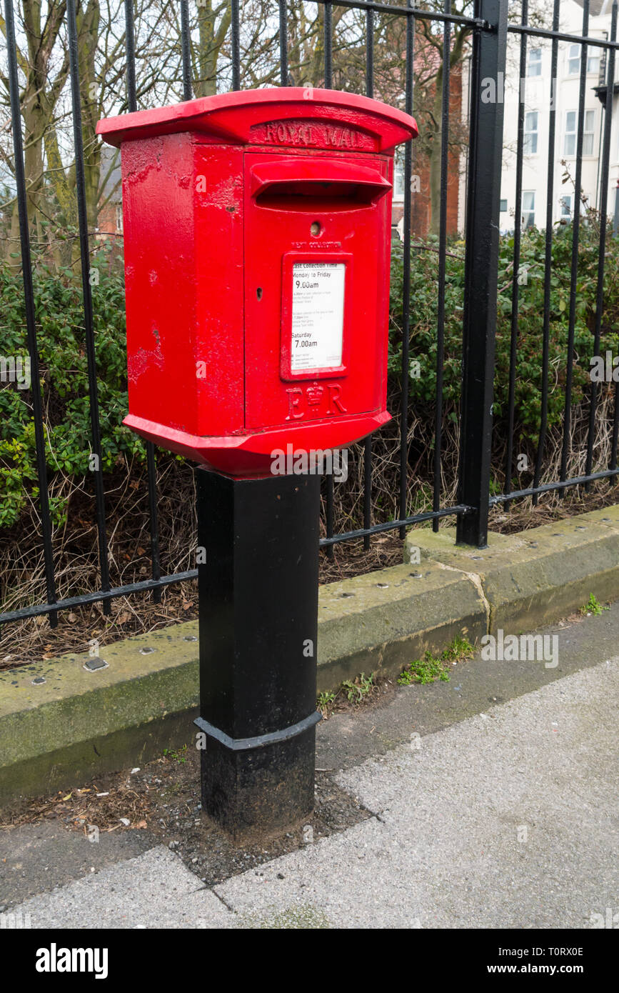 Un Rosso Elisabetta II UK Post Box Set su un post Foto Stock