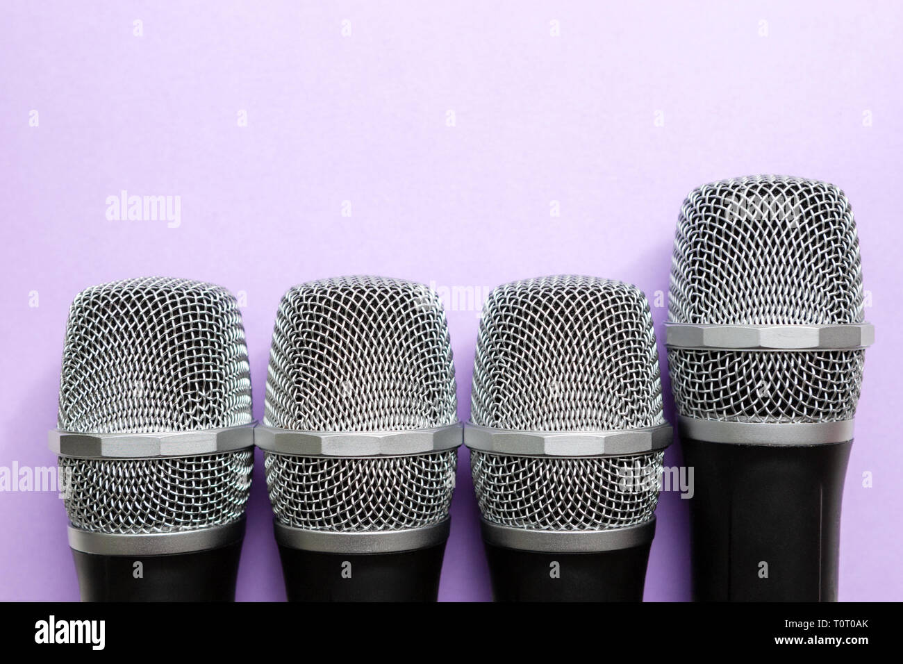 Il concetto di leadership. gruppo di microfoni con golden one. La libertà di parlare del concetto. Foto Stock