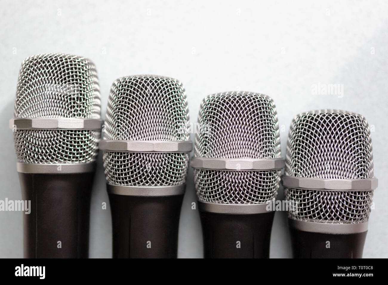 Il concetto di leadership. gruppo di microfoni con golden one. La libertà di parlare del concetto. Foto Stock