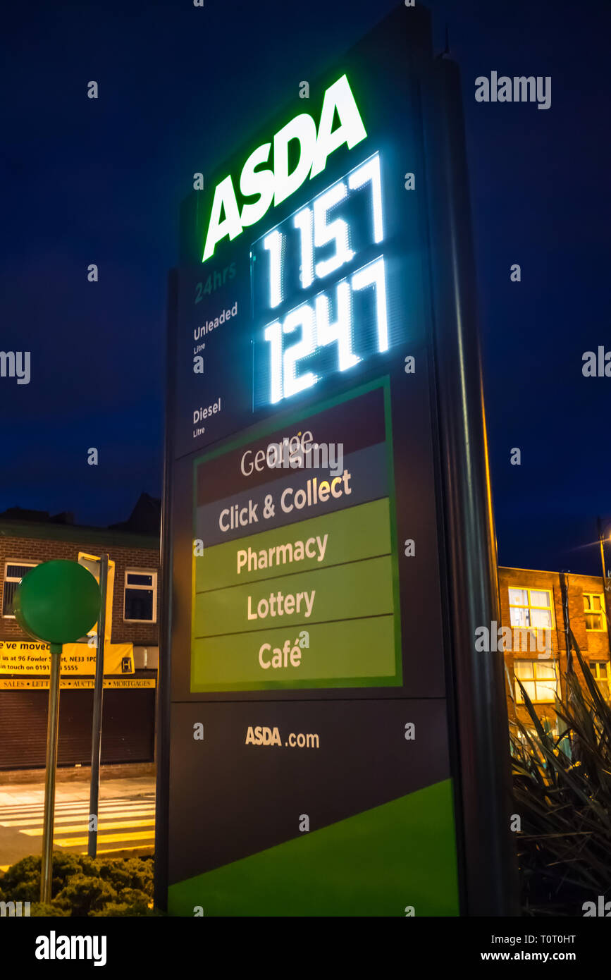 Un Asda stazione di benzina segno di prezzo Foto Stock