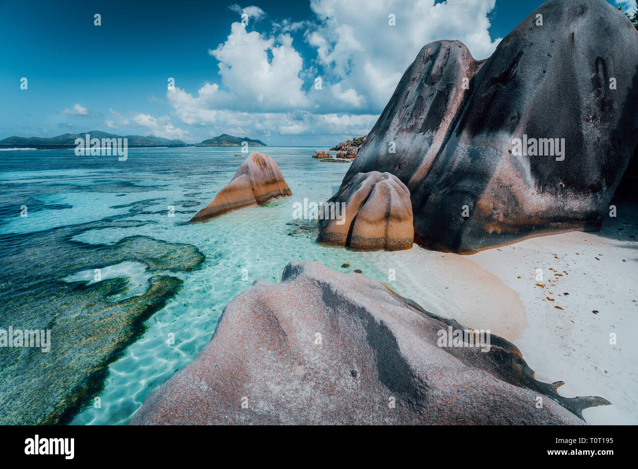 Rocce di granito di massi a il più noto Anse Source d'Argent beach sull'isola di La Digue alle Seychelles. Paradiso esotico scenario Foto Stock