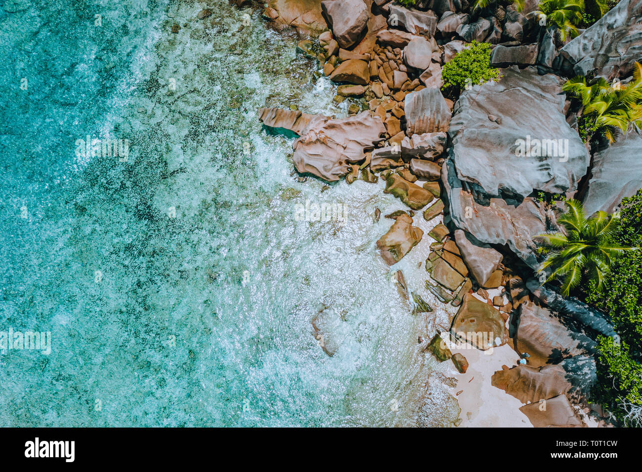 Antenna fuco paesaggio delle seychelles paradiso tropicale Anse Cocos Beach con cristalli puri turchesi acque cristalline e bizzarro rocce di granito. La Digue Foto Stock