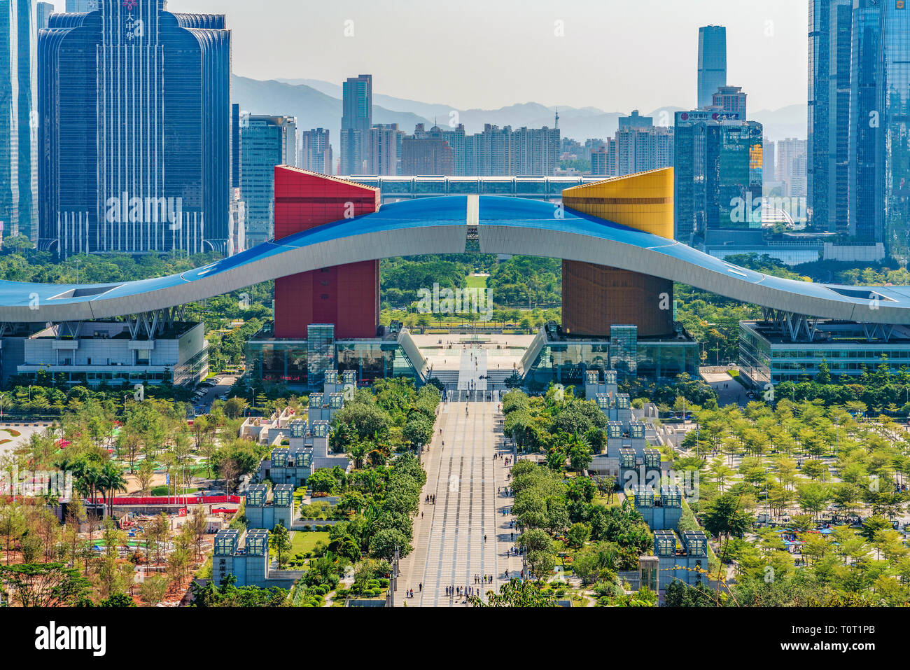 SHENZHEN, Cina - 28 ottobre: questa è una vista del Centro Civico, un famoso edificio di riferimento nella zona del centro cittadino su ottobre 28, 2018 in Shenzhen Foto Stock