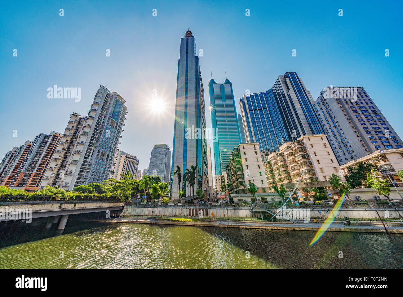 SHENZHEN, Cina - 29 ottobre: questa è una prospettiva di alta crescita riverside edifici della città nella zona del centro cittadino su ottobre 29, 2018 in Shenzhen Foto Stock