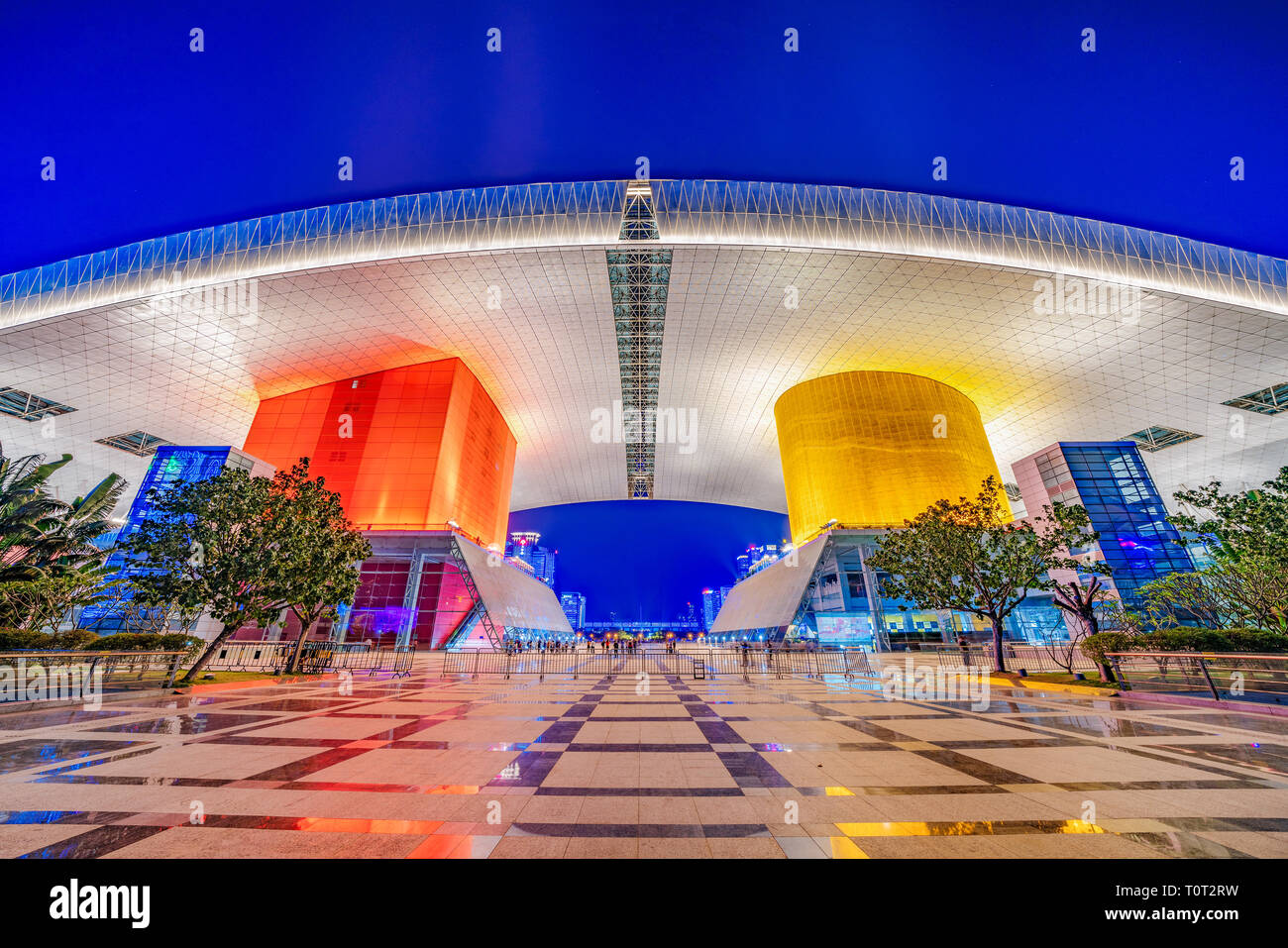 SHENZHEN, Cina - 29 ottobre: questa è vista notturna della Shenzhen Civic Center, un famoso edificio di riferimento nella zona del centro cittadino su ottobre 29, 2018 in Foto Stock